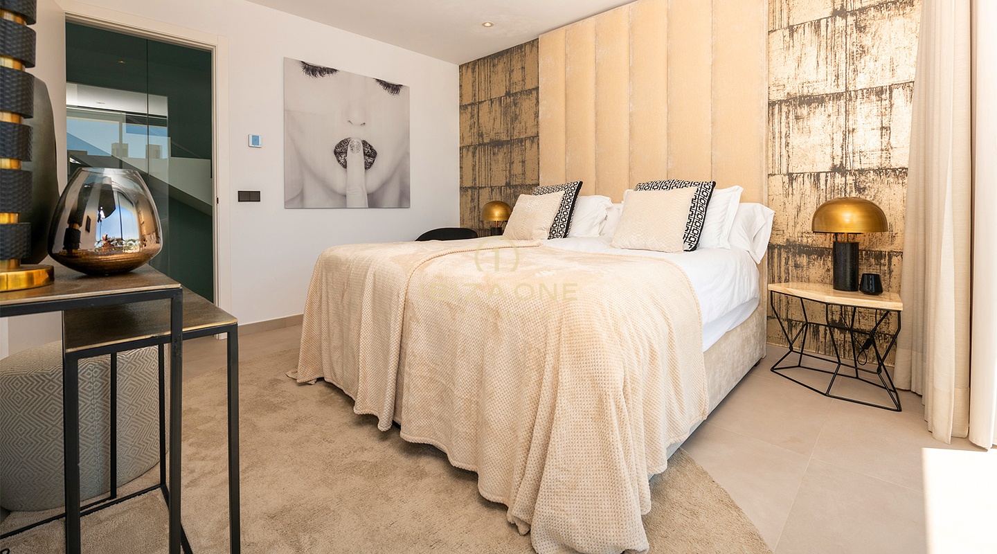 Villa di lusso ultra-elegante con club, palestra e vista panoramica su Dalt Vila dal tetto, in posizione privilegiata a Ses Torres, in vendita a Ibiza.