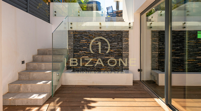 Ultra-stilvolle Luxusvilla mit Club, Fitnessstudio und Dachterrasse mit Blick auf Dalt Vila, Toplage in Ses Torres, Ibiza zu verkaufen
