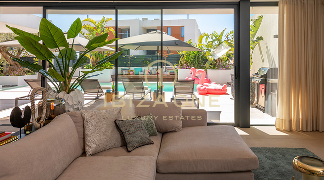 Ultra-stijlvolle luxe villa met club, fitnessruimte en dakterras met uitzicht op Dalt Vila, toplocatie in Ses Torres te koop, Ibiza