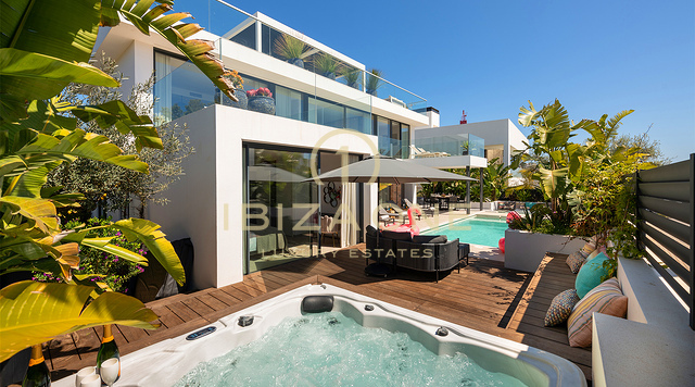 Villa de lujo ultra elegante con club, gimnasio y vistas panorámicas desde la azotea a Dalt Vila, ubicación privilegiada en Ses Torres, en venta, Ibiza.