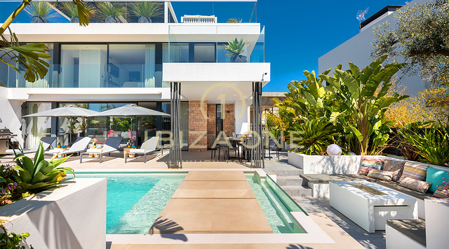 Ultra-stilvolle Luxusvilla mit Club, Fitnessstudio und Dachterrasse mit Blick auf Dalt Vila, Toplage in Ses Torres, Ibiza zu verkaufen