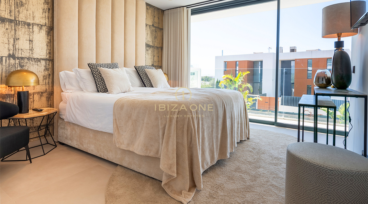 Villa de luxe ultra-chic avec club, salle de sport et vue imprenable sur Dalt Vila depuis le toit-terrasse, emplacement privilégié à Ses Torres, Ibiza. À vendre.