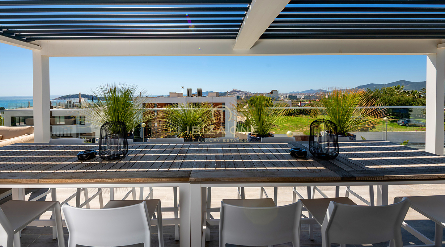 Villa di lusso ultra-elegante con club, palestra e vista panoramica su Dalt Vila dal tetto, in posizione privilegiata a Ses Torres, in vendita a Ibiza.