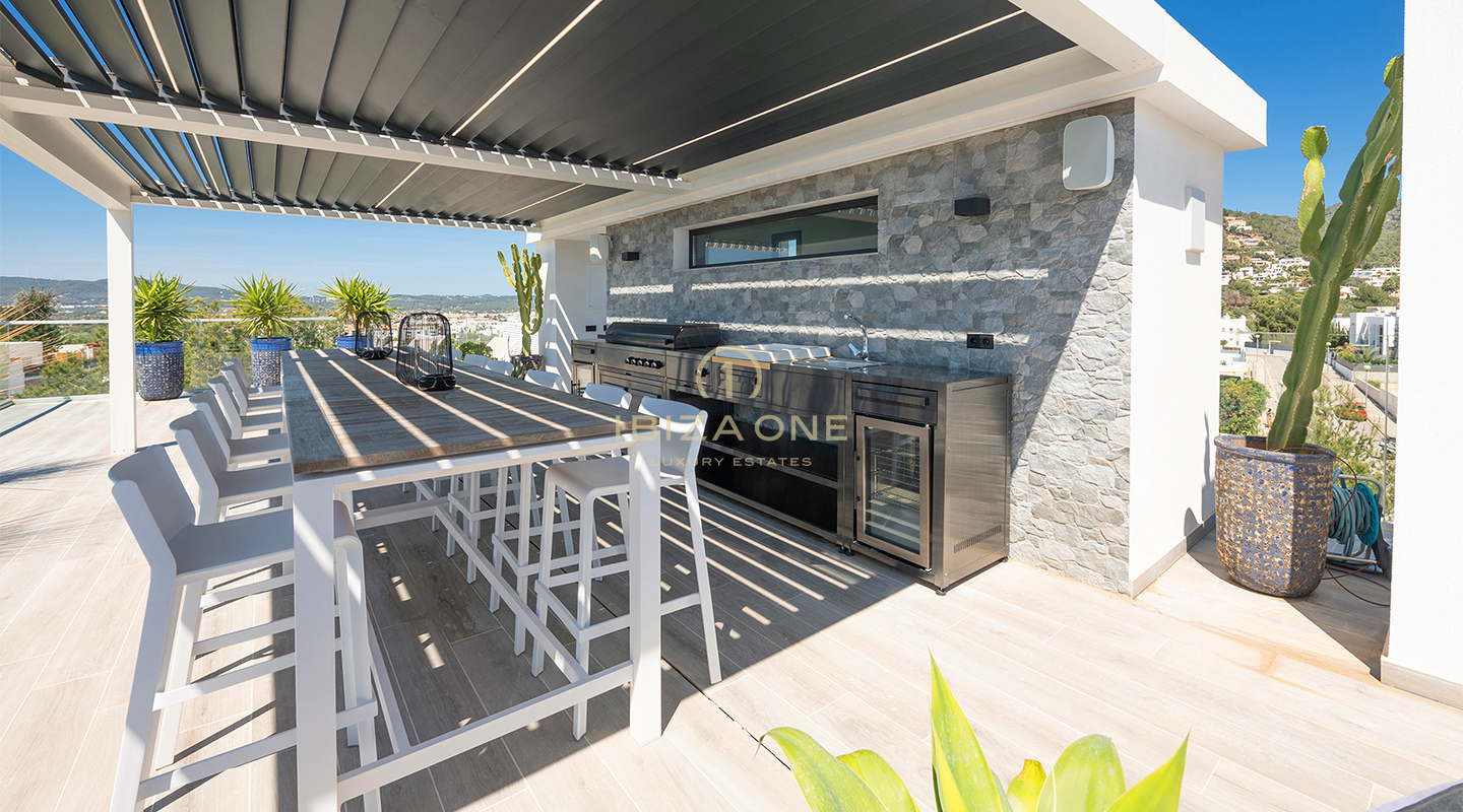 Villa de lujo ultra elegante con club, gimnasio y vistas panorámicas desde la azotea a Dalt Vila, ubicación privilegiada en Ses Torres, en venta, Ibiza.