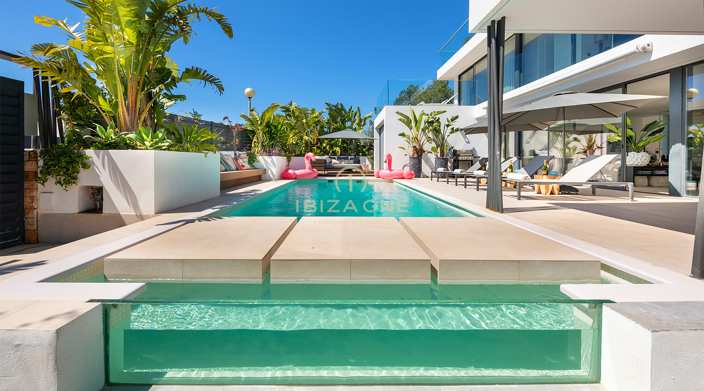 Villa de luxe ultra-chic avec club, salle de sport et vue imprenable sur Dalt Vila depuis le toit-terrasse, emplacement privilégié à Ses Torres, Ibiza. À vendre.