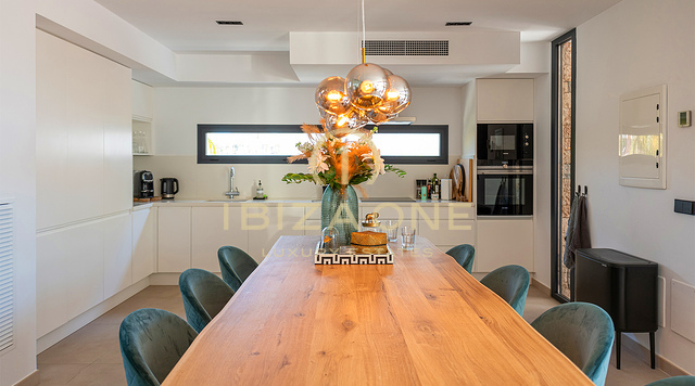 Villa de lujo ultra elegante con club, gimnasio y vistas panorámicas desde la azotea a Dalt Vila, ubicación privilegiada en Ses Torres, en venta, Ibiza.
