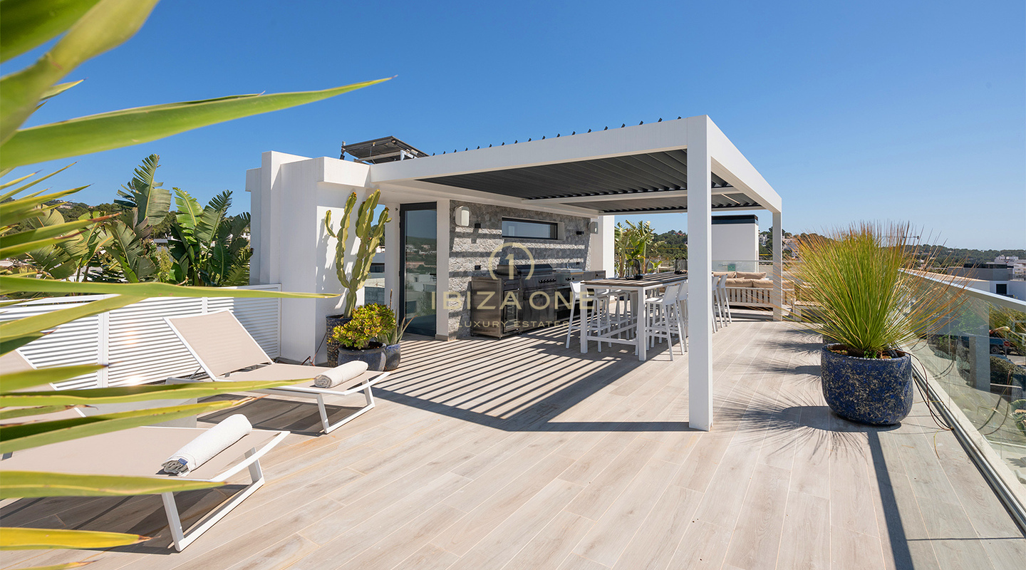 Villa de luxe ultra-chic avec club, salle de sport et vue imprenable sur Dalt Vila depuis le toit-terrasse, emplacement privilégié à Ses Torres, Ibiza. À vendre.