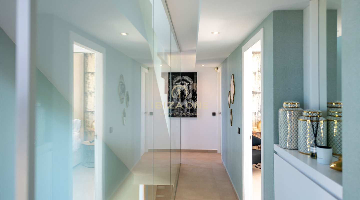 Villa di lusso ultra-elegante con club, palestra e vista panoramica su Dalt Vila dal tetto, in posizione privilegiata a Ses Torres, in vendita a Ibiza.