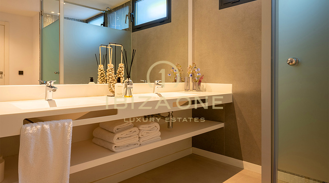 Villa de luxe ultra-chic avec club, salle de sport et vue imprenable sur Dalt Vila depuis le toit-terrasse, emplacement privilégié à Ses Torres, Ibiza. À vendre.