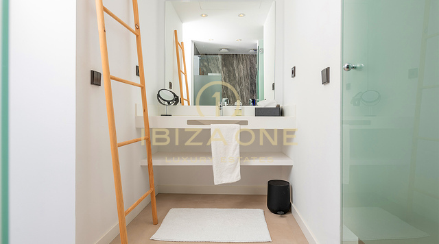 Villa di lusso ultra-elegante con club, palestra e vista panoramica su Dalt Vila dal tetto, in posizione privilegiata a Ses Torres, in vendita a Ibiza.