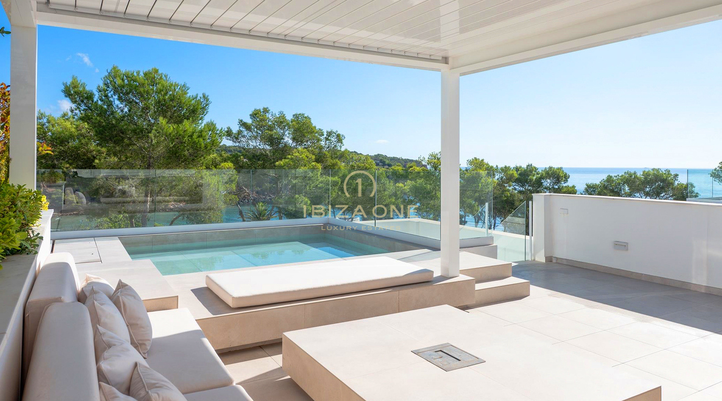Elegante e spazioso attico di lusso con spettacolare vista sul mare in vendita a Cala Llenya, Ibiza