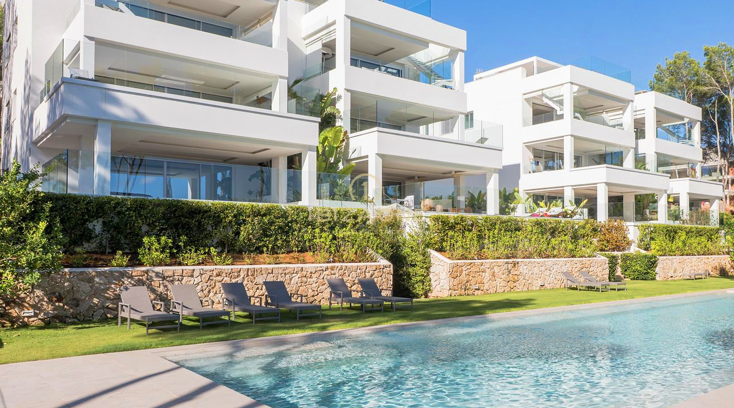 Elegante e spazioso attico di lusso con spettacolare vista sul mare in vendita a Cala Llenya, Ibiza