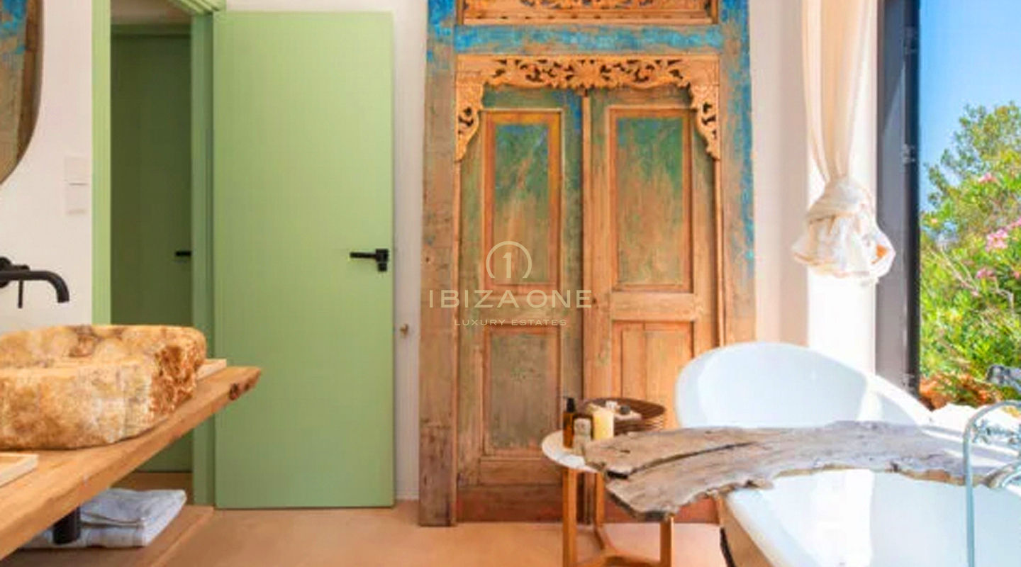 Preciosa villa de lujo en Blakstad, rodeada de naturaleza, en venta en San Lorenzo, Ibiza.