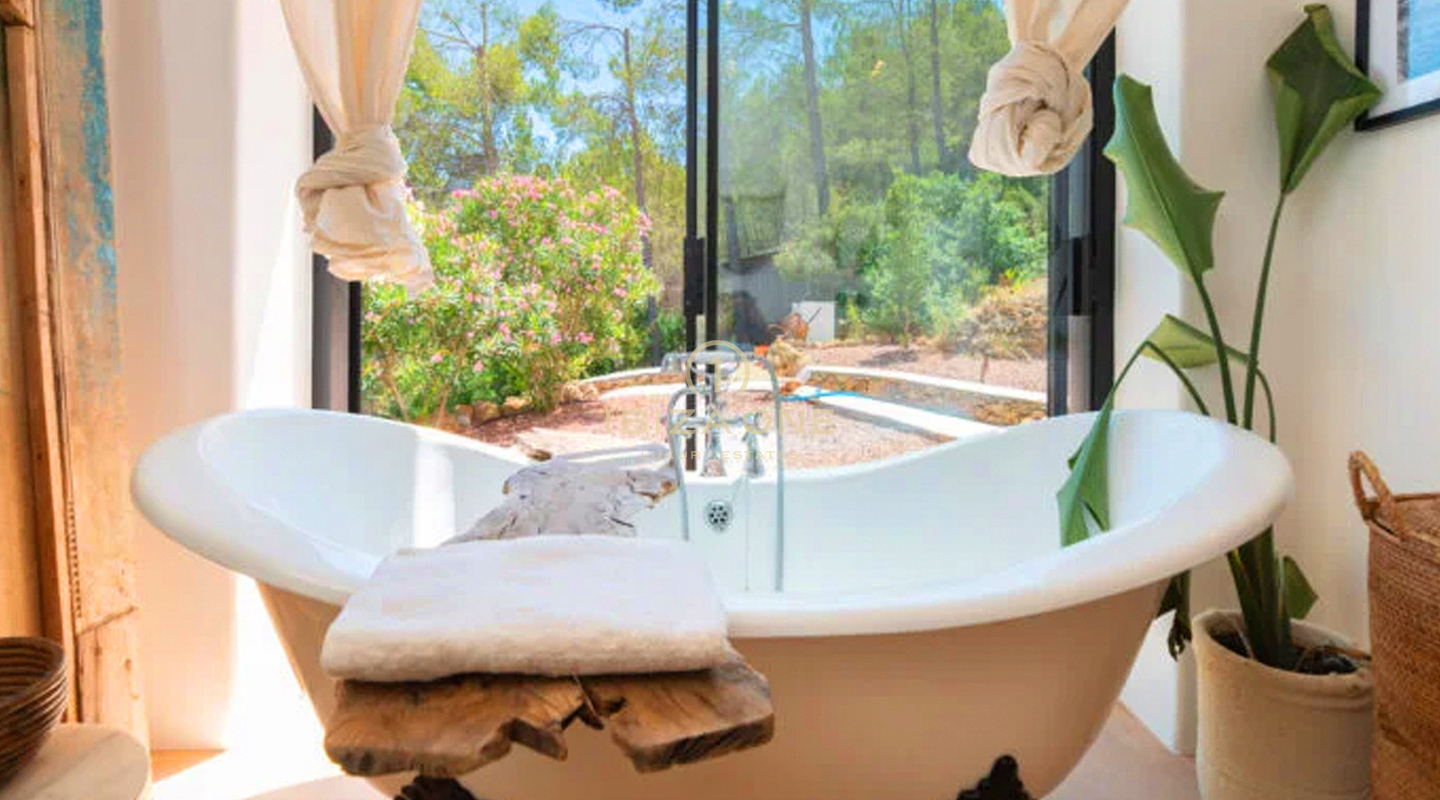 Preciosa villa de lujo en Blakstad, rodeada de naturaleza, en venta en San Lorenzo, Ibiza.