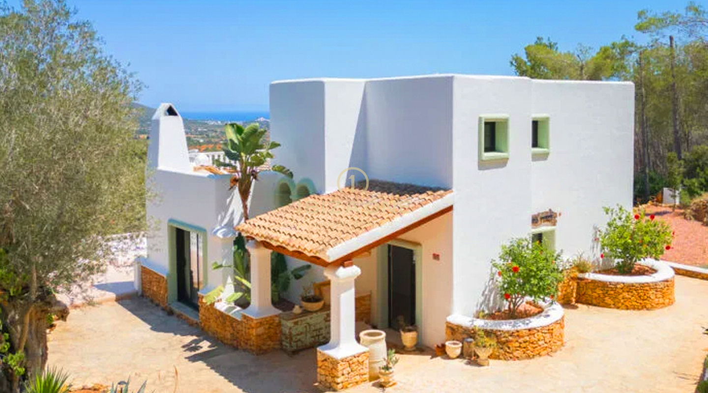 Preciosa villa de lujo en Blakstad, rodeada de naturaleza, en venta en San Lorenzo, Ibiza.