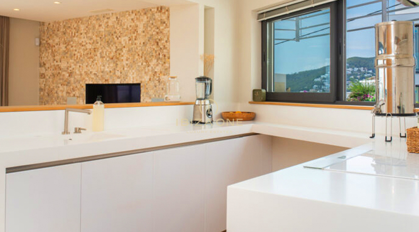 Moderna villa de lujo de 5 dormitorios con licencia de alquiler turístico y fantásticas vistas al mar en venta en Santa Eulalia, Ibiza.
