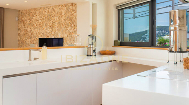 Moderna villa di lusso con 5 camere da letto, licenza di locazione turistica e fantastica vista sul mare in vendita a Santa Eulalia, Ibiza