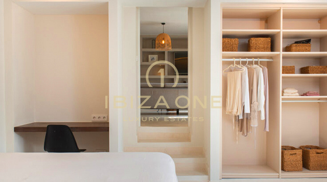Moderne luxe villa met 5 slaapkamers, toeristische verhuurvergunning en fantastisch uitzicht op zee te koop in Santa Eulalia, Ibiza