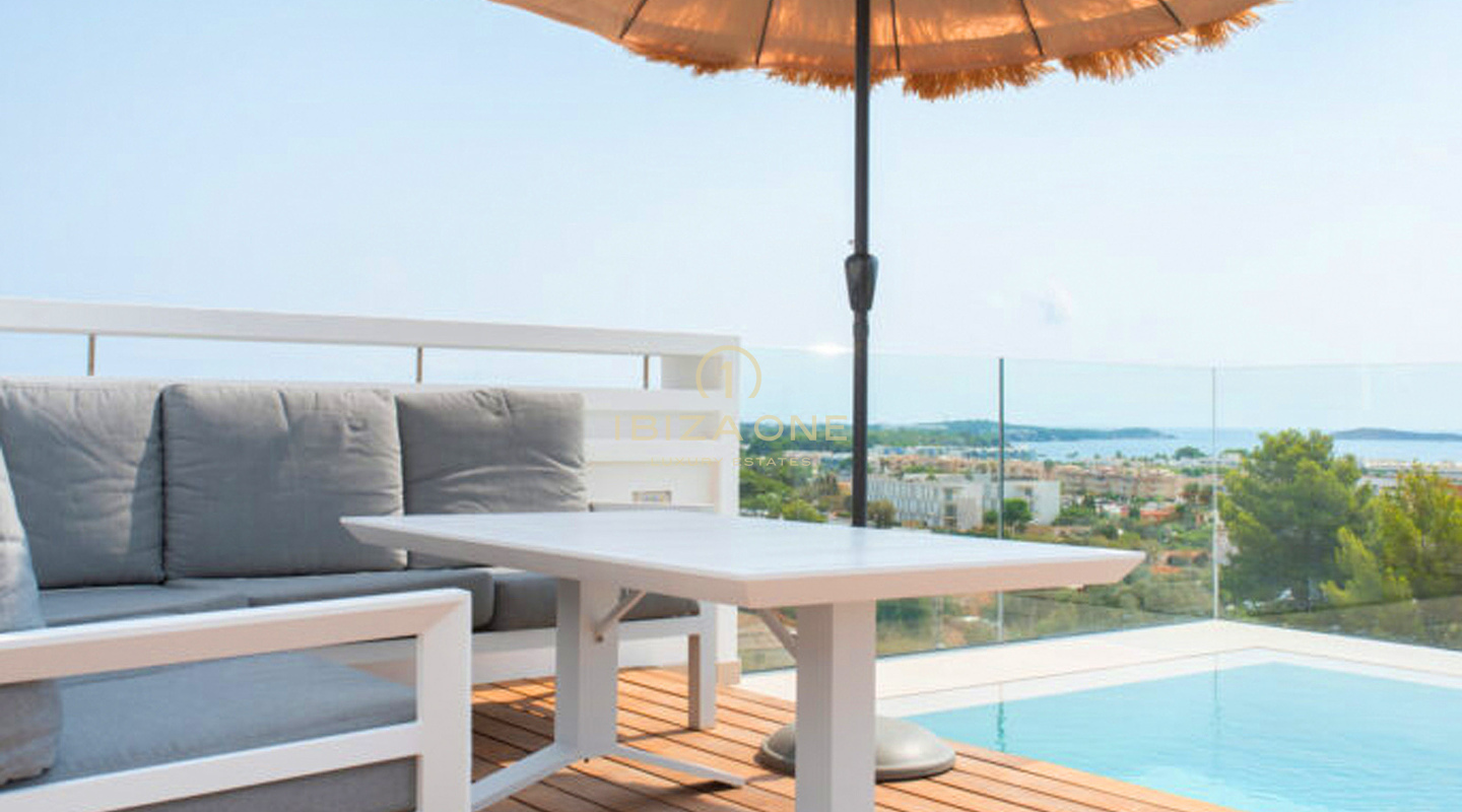 Moderna villa de lujo de 5 dormitorios con licencia de alquiler turístico y fantásticas vistas al mar en venta en Santa Eulalia, Ibiza.