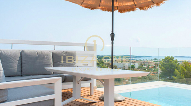 Moderna villa di lusso con 5 camere da letto, licenza di locazione turistica e fantastica vista sul mare in vendita a Santa Eulalia, Ibiza