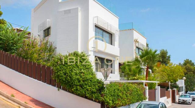 Moderne luxe villa met 5 slaapkamers, toeristische verhuurvergunning en fantastisch uitzicht op zee te koop in Santa Eulalia, Ibiza