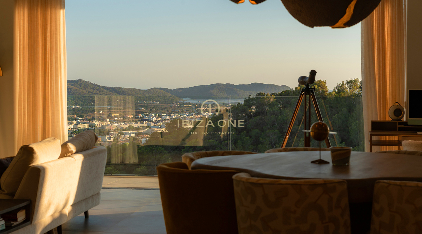 Moderna villa de lujo con espectaculares vistas al mar en venta en Cas Mut, Ibiza
