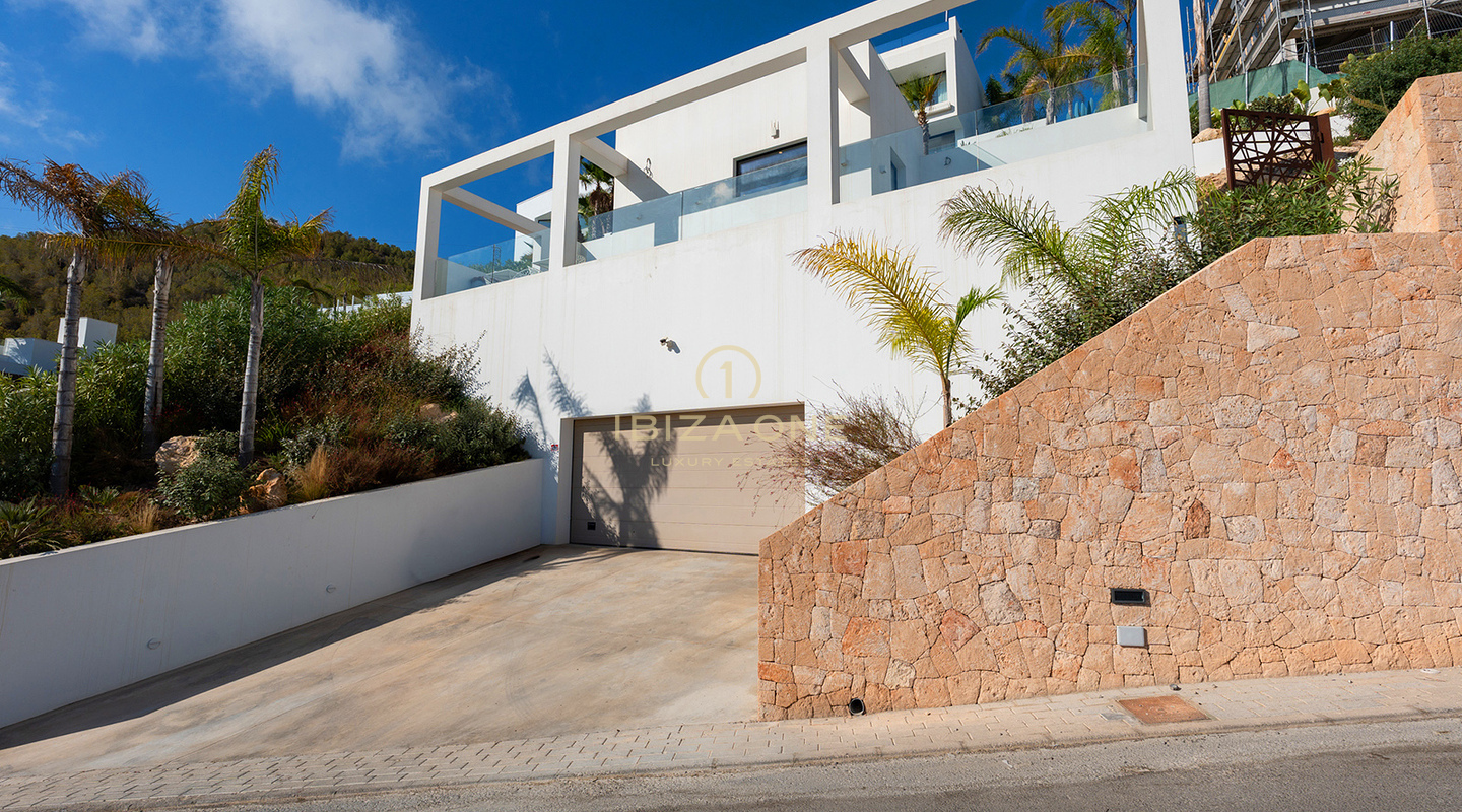 Moderna villa de lujo con espectaculares vistas al mar en venta en Cas Mut, Ibiza