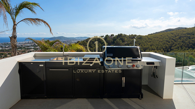 Moderne luxe villa met spectaculair uitzicht op zee te koop in Cas Mut, Ibiza