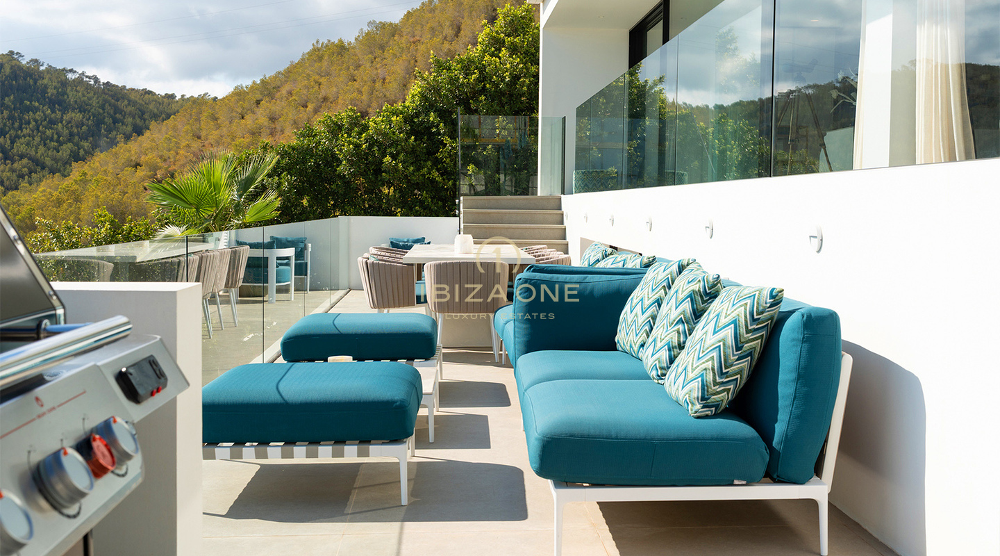 Moderna villa de lujo con espectaculares vistas al mar en venta en Cas Mut, Ibiza