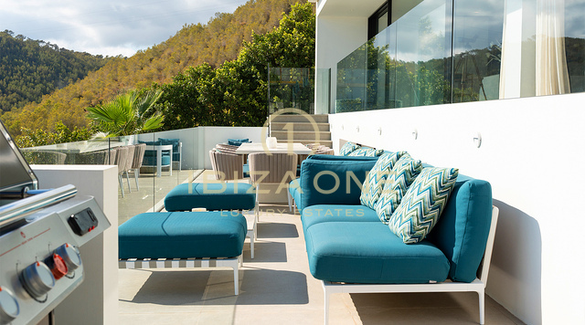 Moderne luxe villa met spectaculair uitzicht op zee te koop in Cas Mut, Ibiza