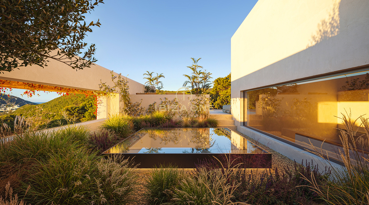 Terrain de luxe avec permis et excavation à 90 % terminée à vendre à Roca Llisa, Ibiza