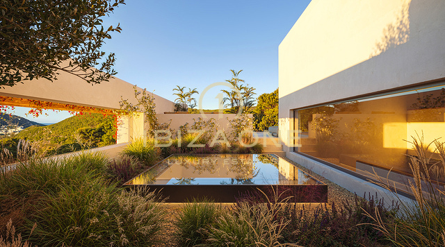 Luxe perceel met vergunning en 90% opgraving voltooid te koop in Roca Llisa, Ibiza