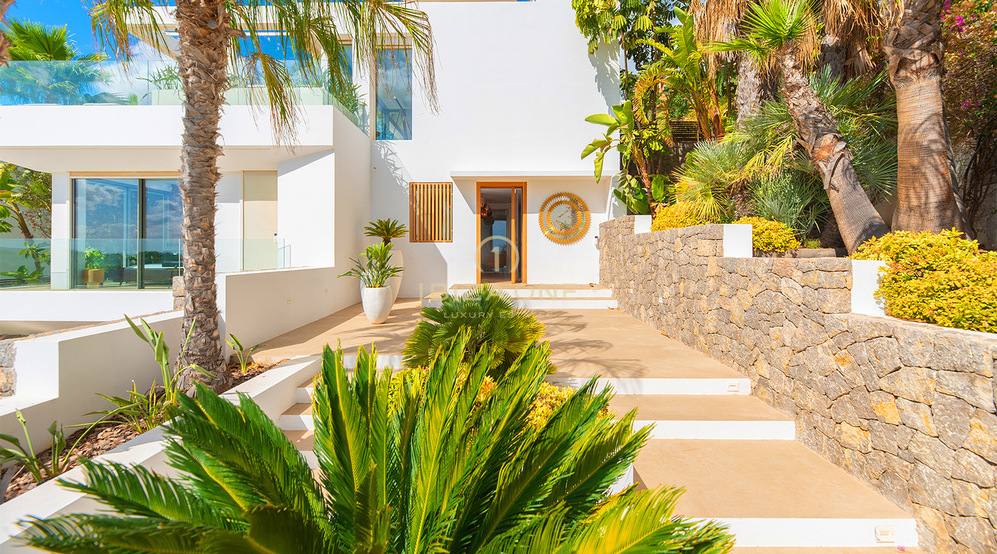 Luxueuse villa avec vue panoramique sur la mer à Cap Martinet, Ibiza, à vendre