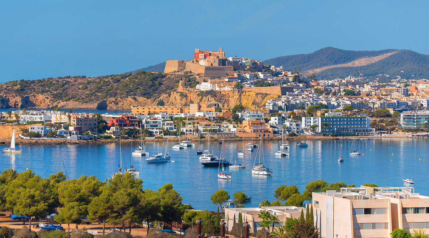 Lussuosa villa con vista panoramica sul mare in vendita a Cap Martinet, Ibiza