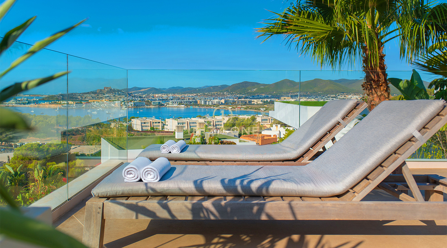 Villa de lujo con vistas panorámicas al mar en Cap Martinet en venta, Ibiza