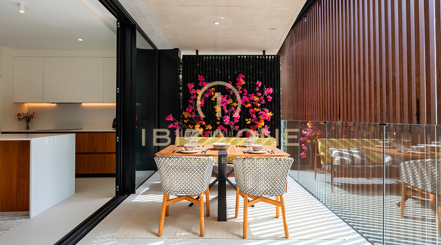 Elegante apartamento de lujo en primera planta en la exclusiva urbanización Urbania en venta en Talamanca, Ibiza.
Reservado
