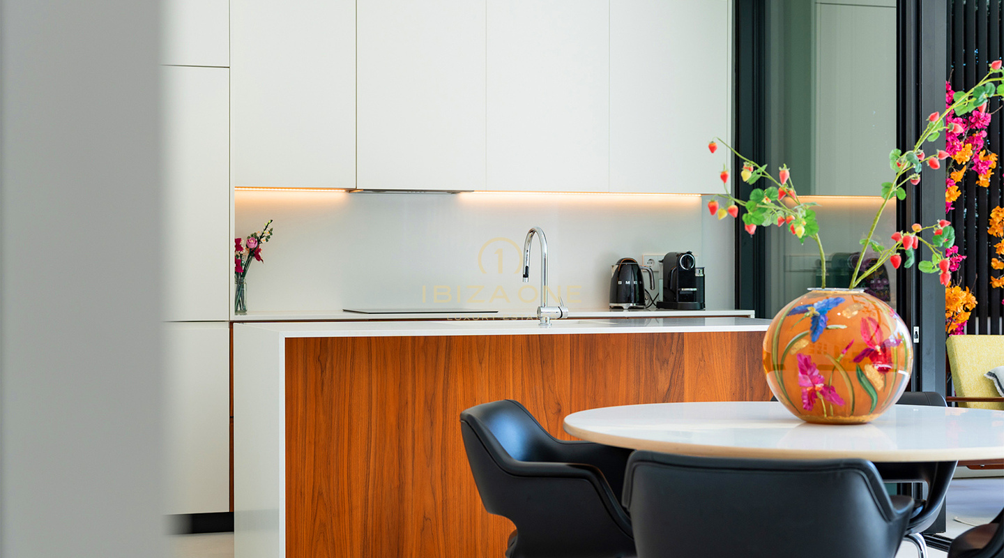 Elegante apartamento de lujo en primera planta en la exclusiva urbanización Urbania en venta en Talamanca, Ibiza.
Reservado
