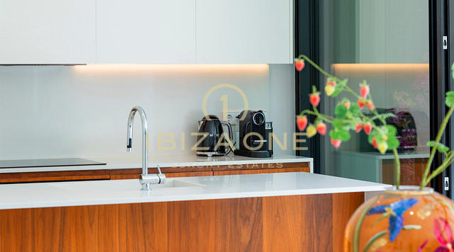 Elegante appartamento di lusso al primo piano nell'esclusivo complesso residenziale Urbania in vendita - Talamanca, Ibiza
Prenotato