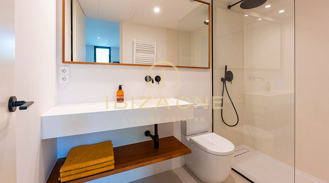 Elegante apartamento de lujo en primera planta en la exclusiva urbanización Urbania en venta en Talamanca, Ibiza.
Reservado