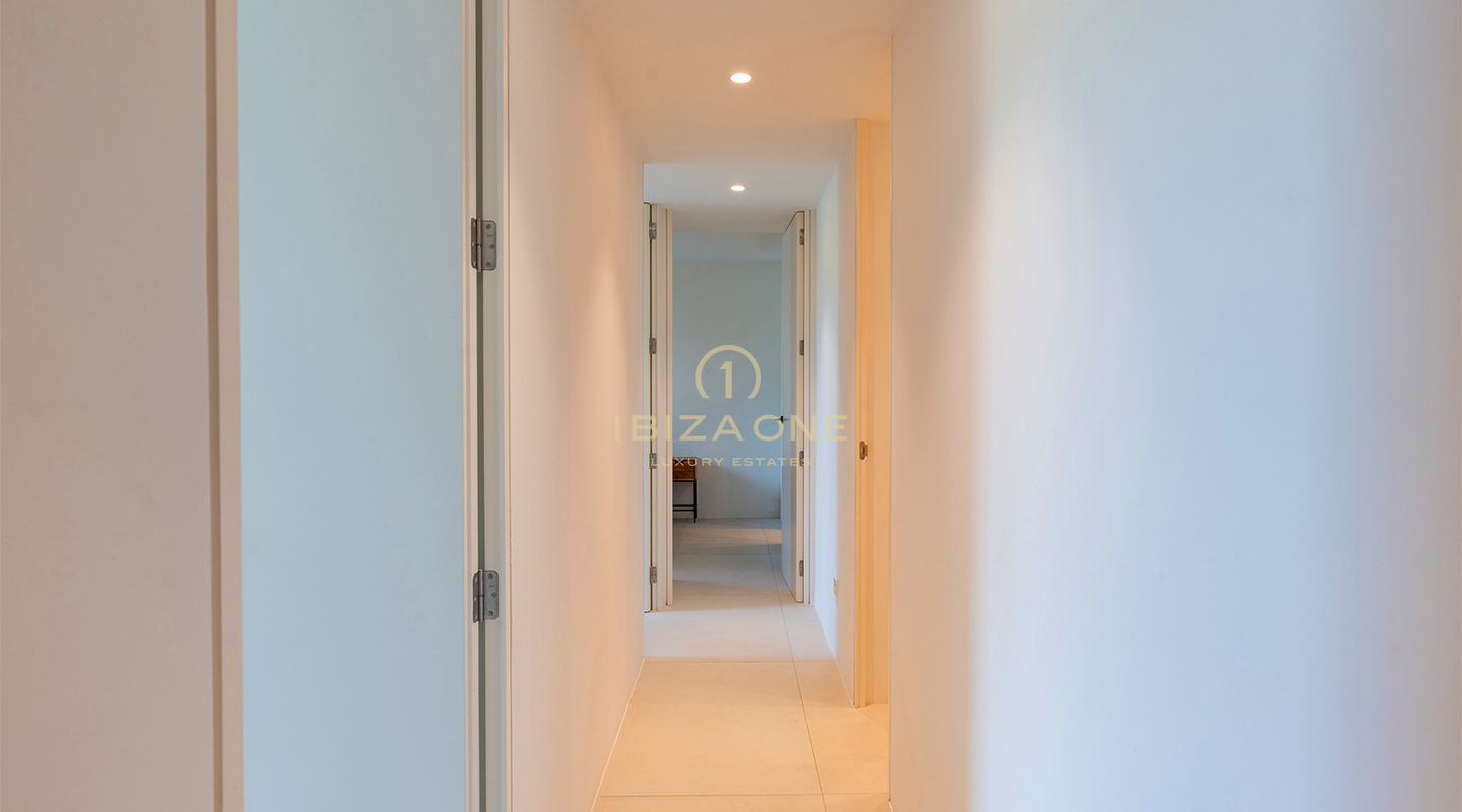 Elegante apartamento de lujo en primera planta en la exclusiva urbanización Urbania en venta en Talamanca, Ibiza.
Reservado