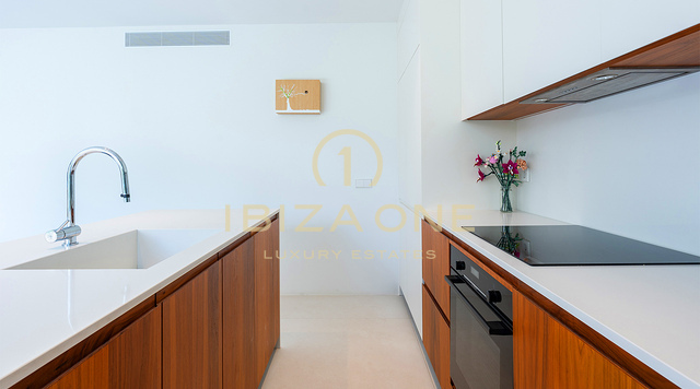 Elegante apartamento de lujo en primera planta en la exclusiva urbanización Urbania en venta en Talamanca, Ibiza.
Reservado