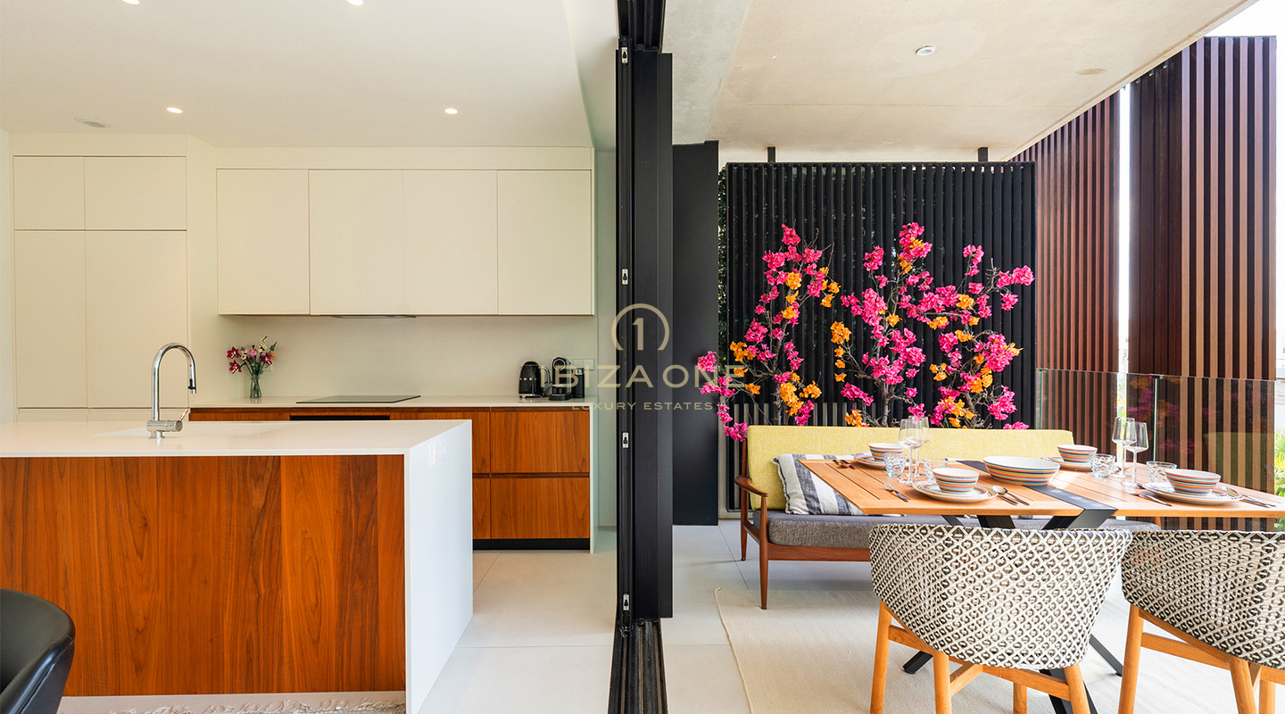 Elegante apartamento de lujo en primera planta en la exclusiva urbanización Urbania en venta en Talamanca, Ibiza.
Reservado