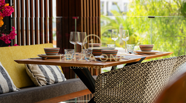 Elegante apartamento de lujo en primera planta en la exclusiva urbanización Urbania en venta en Talamanca, Ibiza.
Reservado