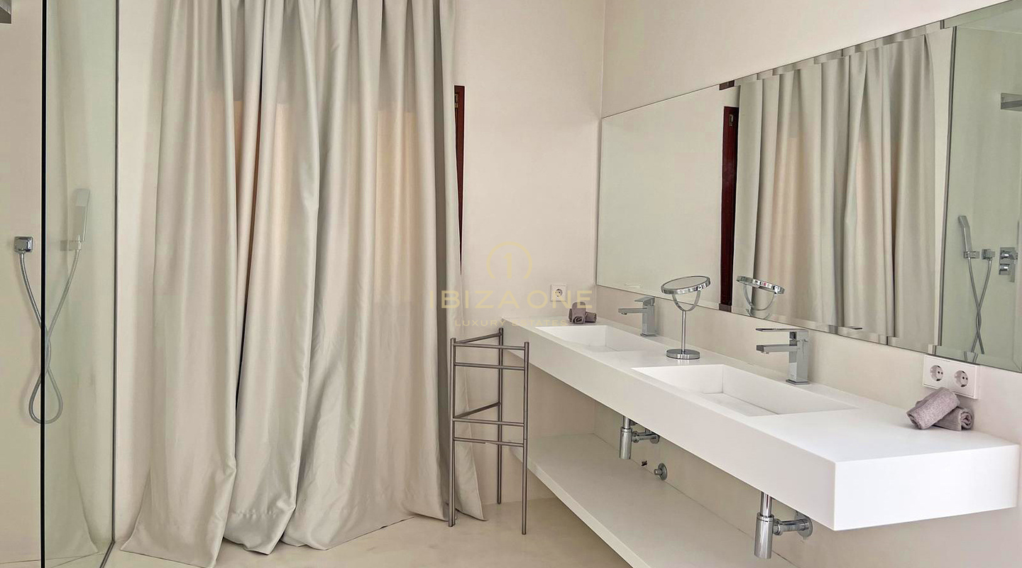 Villa de luxe à louer à long terme près de Bambuddha, avec piscine bio et intimité totale, Ibiza