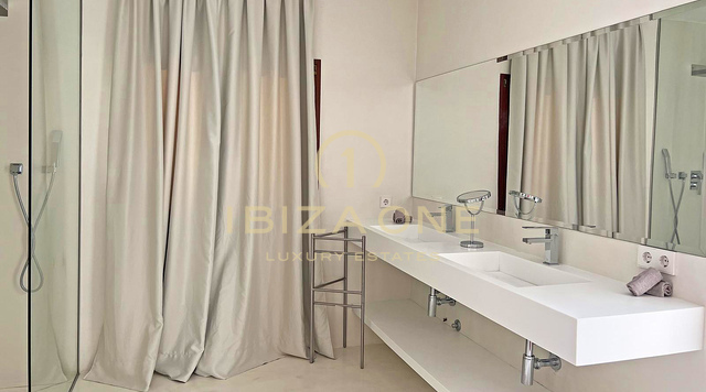 Villa di lusso in affitto a lungo termine vicino a Bambuddha con piscina biologica e privacy totale, Ibiza