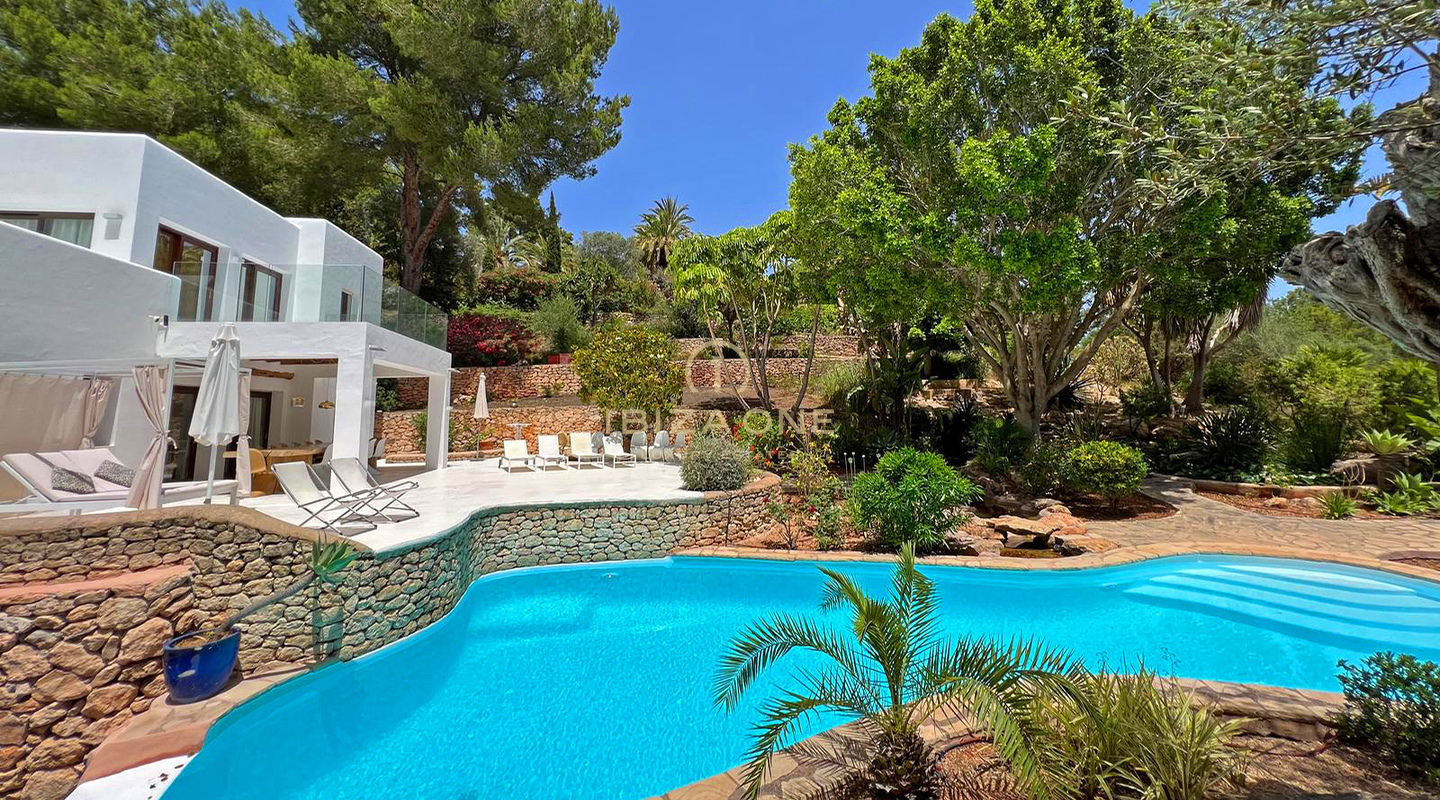 Luxe villa voor lange termijn verhuur nabij Bambuddha met organisch zwembad en volledige privacy, Ibiza