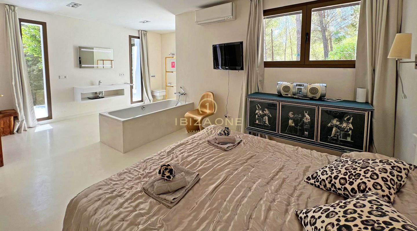 Villa de lujo para alquiler a largo plazo cerca de Bambuddha con piscina orgánica y total privacidad, Ibiza
