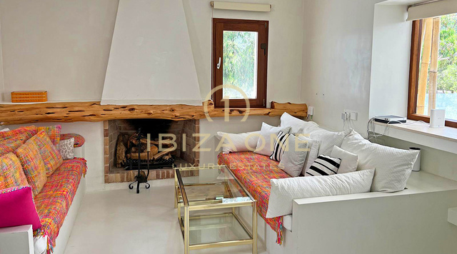 Villa de lujo para alquiler a largo plazo cerca de Bambuddha con piscina orgánica y total privacidad, Ibiza