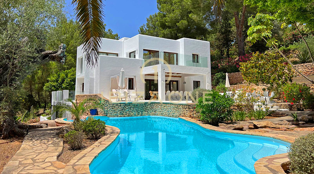 Villa de luxe à louer à long terme près de Bambuddha, avec piscine bio et intimité totale, Ibiza