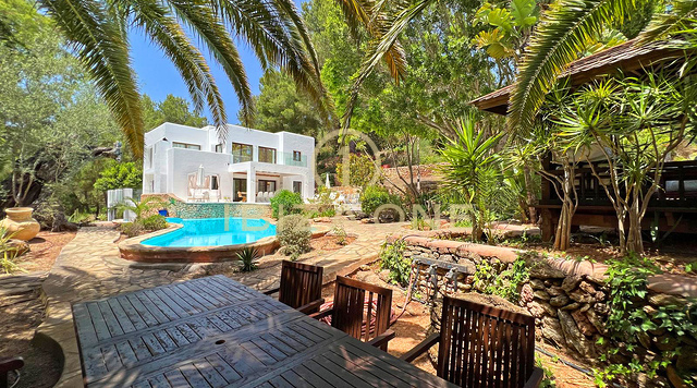 Villa di lusso in affitto a lungo termine vicino a Bambuddha con piscina biologica e privacy totale, Ibiza